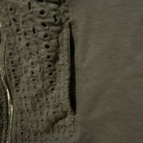 d & co active 2 piece set.  Eye-lit details on top and capri pockets. - Picture 11 of 12